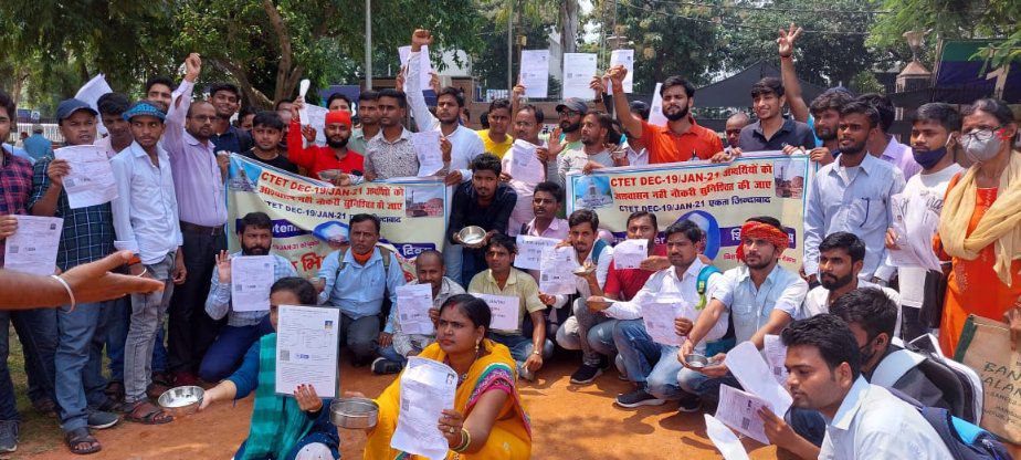 शिक्षको की बहाली कब होगी महोदय???? 
अब सरकार आपकी है तो इतना विलंब क्यों???
#CM_BIHAR_1TO8_NOTIFICATION 
<a href="/yadavtejashwi/">Tejashwi Yadav</a> <a href="/NitishKumar/">Nitish Kumar</a> @UpendraKushJDU <a href="/TejYadav14/">Tej Pratap Yadav</a> <a href="/CPIMLBIHAR/">CPIML Liberation, Bihar</a> <a href="/Sandeep_Saurav_/">Sandeep Saurav</a> <a href="/jitanrmanjhi/">Jitan Ram Manjhi</a> <a href="/activistritu/">Ritu Jaiswal</a> <a href="/ProfShekharRJD/">Prof. Chandra Shekhar</a> <a href="/ctetsk/">Kumar Satyam</a> <a href="/ChitranjanGaga1/">Chitranjan Gagan</a>