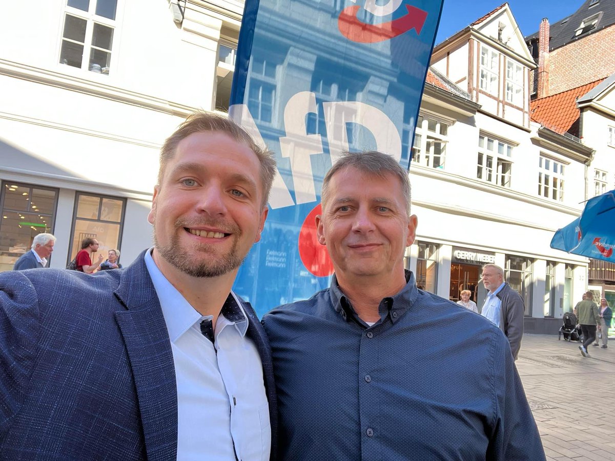 Unsere beiden Direktkandidaten Stephan Bothe (Lüneburg Land) und Nicolas Lehrke (Lüneburg Stadt) an unserem heutigen Infostand in der Großen Bäckerstraße.
#esgibteinealternative #AFD #afdnds #SeidSchlauWähltBlau #deutschlandretter #AfDwirkt #MutzurWahrheit