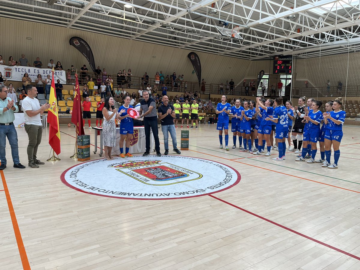 [Copa Presidente FFRM ]

Nuestra capitana <a href="/anabelen1000/">Ana Belen Egea</a> recoge el premio de la <a href="/ffrm_es/">FFRM</a> como subcampeonas de esta copa. 
Agradecer a <a href="/sd_hispania/">SD. Hispania Yecla</a>  la organización y reiterar la enhorabuena a las campeonas <a href="/RoldanFSF/">STV Roldán FSF</a> .

#blueeagles #furiaazul #mareaazul #universomujer