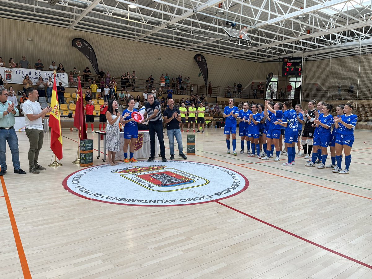 [Copa Presidente FFRM ] Nuestra capitana @anabelen1000 recoge el premio de la @ffrm_es como subcampeonas de esta copa. Agradecer a @sd_hispania la organización y reiterar la enhorabuena a las campeonas @RoldanFSF . #blueeagles #furiaazul #mareaazul #universomujer