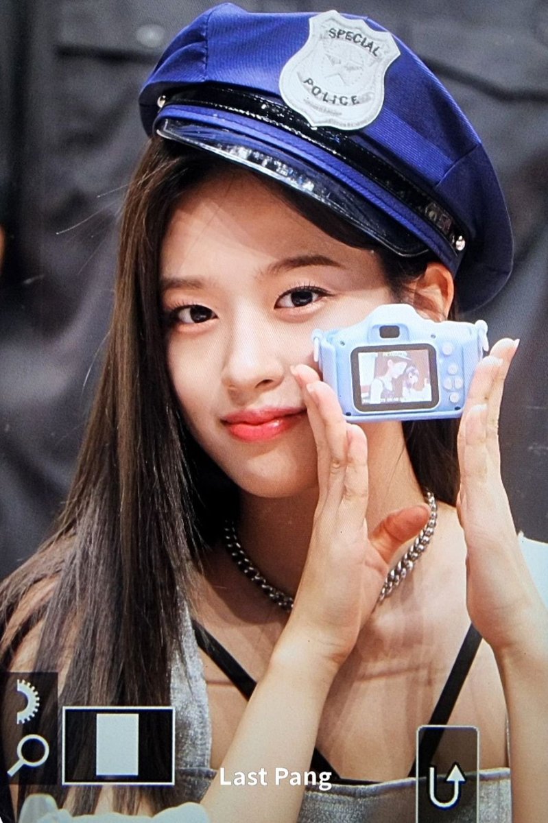 jjangchns's tweet photo. yujin holding her universe <3 https://t.co/PFK5lCxb6i