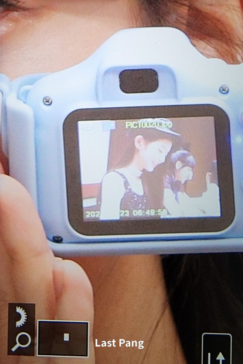 jjangchns's tweet photo. yujin holding her universe <3 https://t.co/PFK5lCxb6i