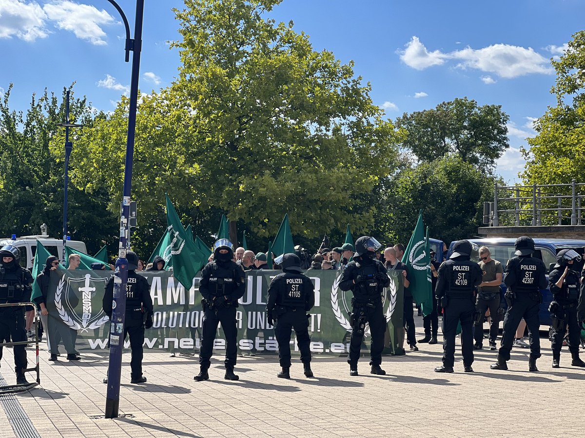 RonnyWildhage's tweet photo. #md0309 die NSP ist auf dem Konrad-Adenauer-Platz hinter dem Bahnhof angekommen. Hier soll ihre Versammlung enden. Auf dem Weg gabs immer wieder Gegenproteste.

Wenn nichts mehr passiert, wars das von mir. War schön Magdeburg. https://t.co/gmF6Y3gdgp