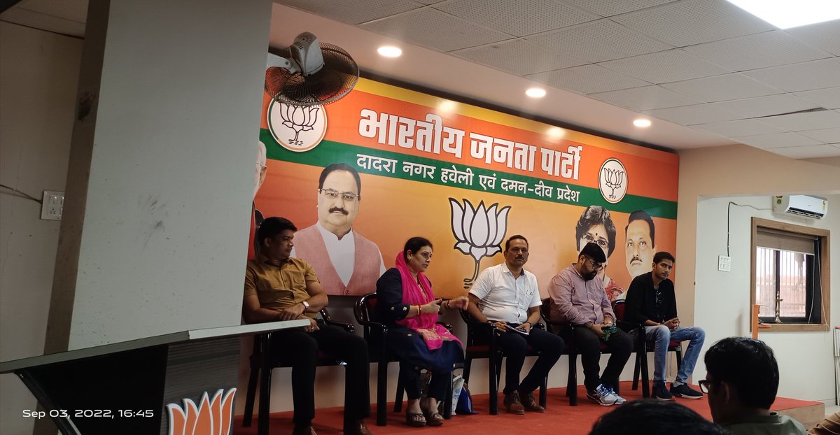 jigneshsahir's tweet photo. सिलवासा स्थित अटल भवन पर सोशियल मीडिया की अहमियत समजाने हेतु संयुक्त मोर्चो कि एक बैठक हुई। जिसमें @MrsGandhi जी ने ख़ास तौर पर उपस्थि�� रहकर सभी को सोशियल मीडिया के बारे में विस्तृत जानकारी दी। @@VijayaRahatkar @JPNadda @deepesh_tandel @BJYMinDNH_DD @dnh @DddParty https://t.co/451x4y8Yns