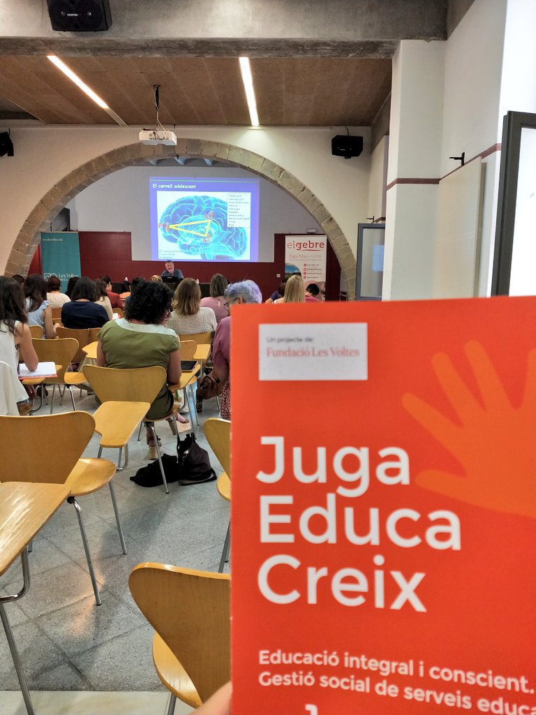 pau_ubric's tweet photo. Dia de formació amb en @DavidBueno33 i @LvEduca. "Portem la neurociència a l'escola". Treball col·laboratiu, emocions, el joc,... Seguim aprenent! #LesVoltesBueno https://t.co/2eAVxLiupl