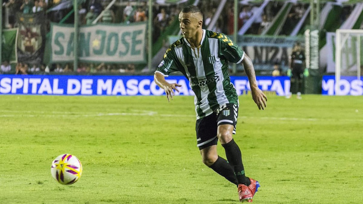 leonelarielper1's tweet photo. Tras la salida de Chancalay el nombre que está empezando a sonar en RACING para lo que viene es el de Agustín Urzi, jugador que hoy está en Banfield y tiene contrato hasta fines de 2024. Te gusta? 🤔 https://t.co/6ndCyOiYUJ