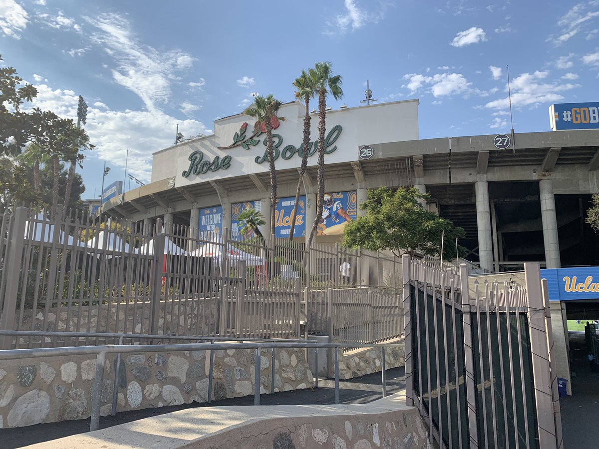 CoachBWhite7's tweet photo. #WakeUpFlying #FlyingWiththeFalcons from Pasadena & the historic 🌹 Bowl…..it’s a #BowlingGreenljghtDay & everyone knows #GreenMeansGo as hard as you can…..as fast as you can….for as long as you can & be a #GreatTeammate #FullThrottle https://t.co/p6NKnaCCZl
