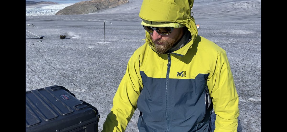 “it was really a crazy day last Thursday in terms of temperature, 7.5 C daily average, warmest melt day of the year at QAS_L” @Maurice_vTgln <a href="/PromiceGL/">PROMICE</a>