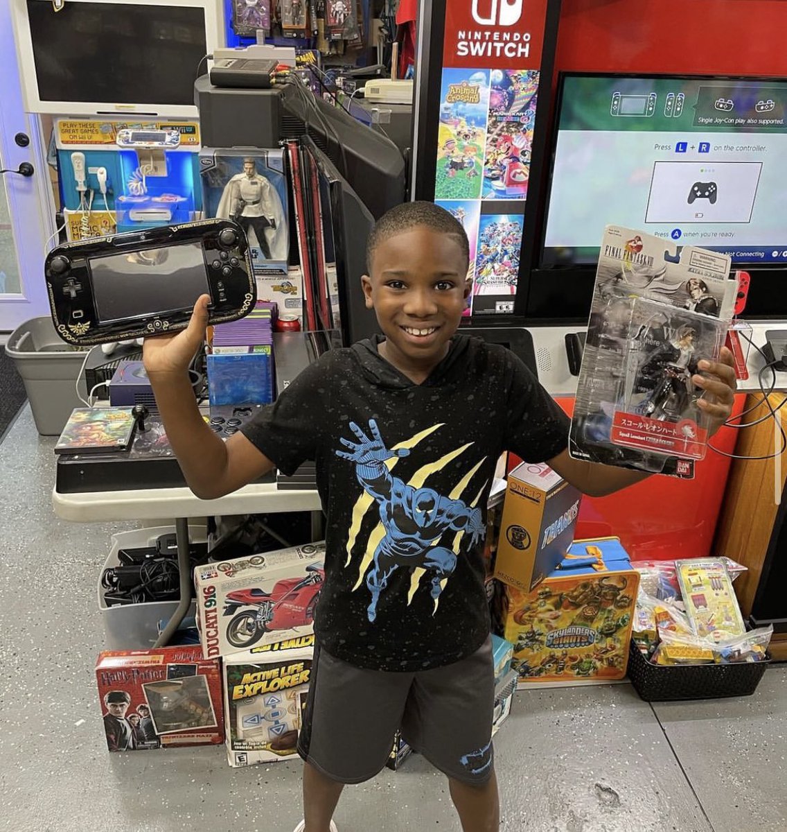 Gemgadget's tweet photo. Quinton Also known as "2" is a big fan of ours. He visits often and this time he came for his 10th birthday. He wanted a Wii U and found the Zelda edition and 1999 Final Fantasy Bandai
Squall figure. He has great taste!
#WiiU #NintendoSwitch #Nintendo #gameshop https://t.co/v5Q4swVp16