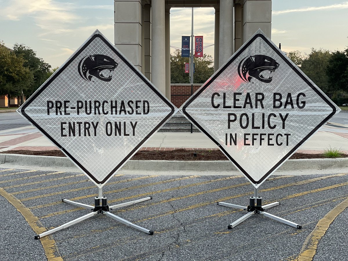 SouthAlabamaFGO's tweet photo. As you head to campus today, remember to follow our signs to assist your experience. Check your parking pass for your entrance. Follow pink and blue signs!  #ourcity @SouthAlabama @SouthAlabamaAD @SouthAlabamaFB https://t.co/jl0psmjjkp
