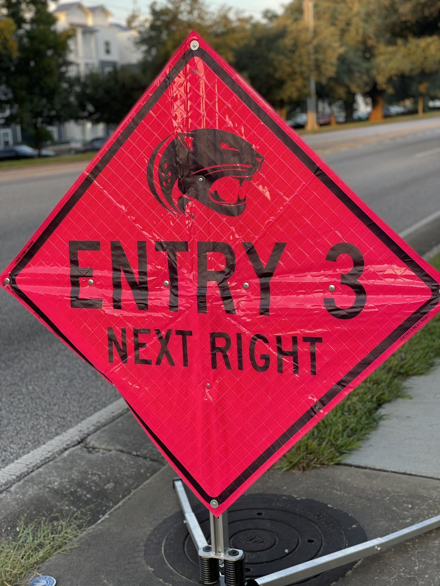 SouthAlabamaFGO's tweet photo. As you head to campus today, remember to follow our signs to assist your experience. Check your parking pass for your entrance. Follow pink and blue signs!  #ourcity @SouthAlabama @SouthAlabamaAD @SouthAlabamaFB https://t.co/jl0psmjjkp