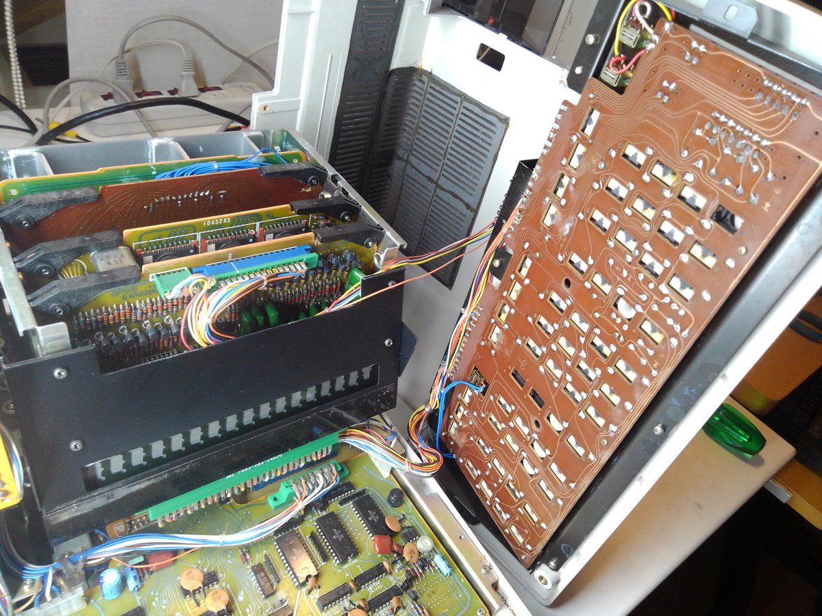 toshitada1973's tweet photo. 何枚かのボードがスロットに挿してあるよ、抜いてみますか・・・CPU発見、PC-1001にもついてたような。産業遺産だね。
#PC3600 #COMPET #10660 https://t.co/s3Z49RZhD7