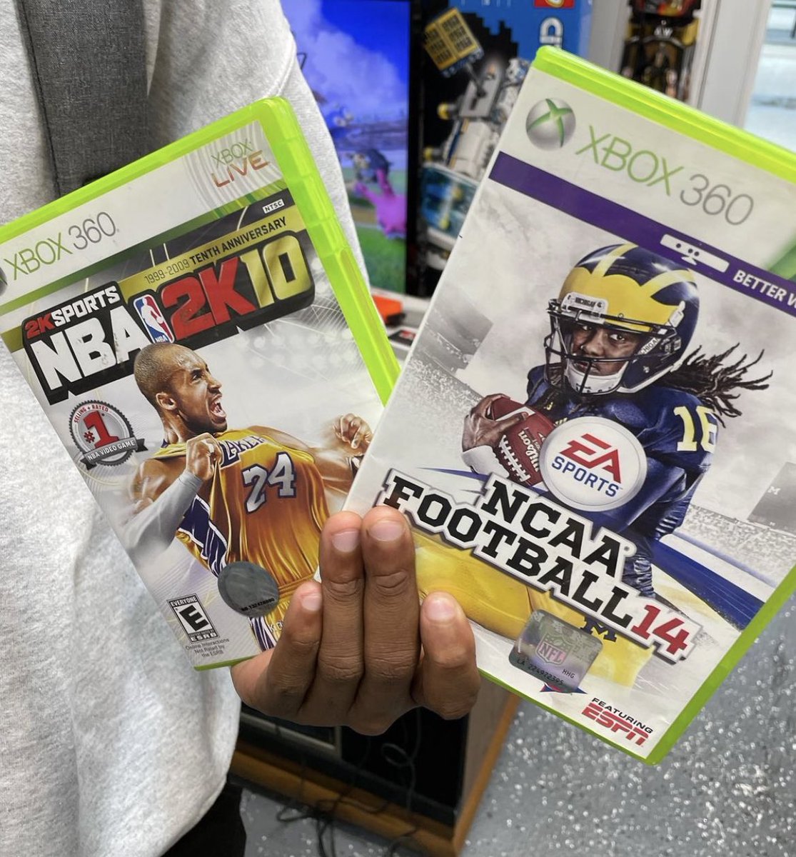 Gemgadget's tweet photo. He took advantage of our Xbox 360 Labor Day sale and he picked up two hard to find sport titles. That NCAA 14 and 2k-Mamba.
Thanks bro!! It was a pleasure helping you.
Don't sleep on our sale.
#xbox #NBA2K23 #NBA2KCommunityDay #NCAAFootball https://t.co/4ZFZLUbqSO