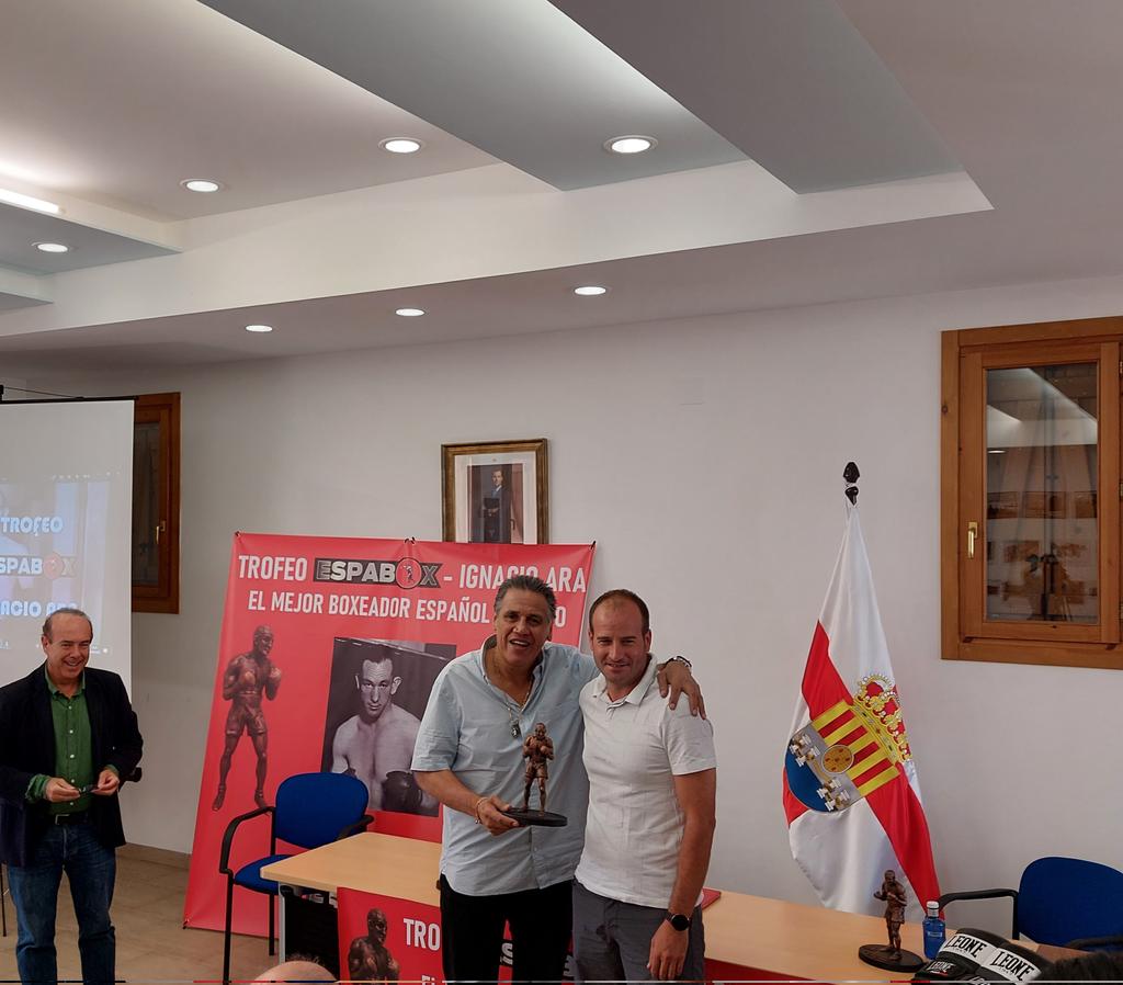 MikelBelasko's tweet photo. Premios Ignacio Ara a los mejores boxeadores españoles. Este año Alfredo Evangelista, Perico Fernández (su hijo) y Alfonso Redondo en  #Sigüés, lugar natal de Ignacio Ara, el mejor boxeador español del siglo XX. @EmilMarquiegui https://t.co/5cy4k3CMPw https://t.co/DdbziFkadL