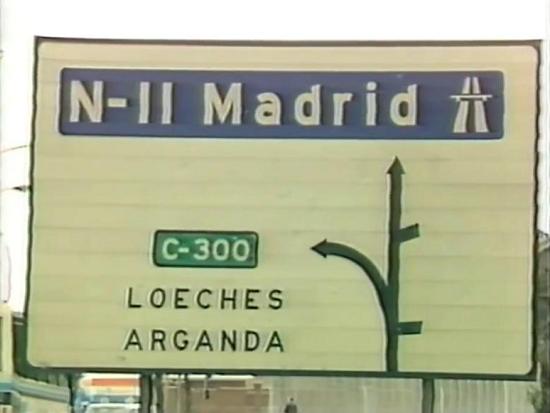 MetEnCarretera's tweet photo. Cartel croquis de #señalización en uno los tramos de #autopista libre construidos en España en la década de 1960. En aquella época, las autopistas tomaban la denominación de las carreteras que sustituían. Imagen: Revista Autopista (1984) https://t.co/JBTRIfvOpo
