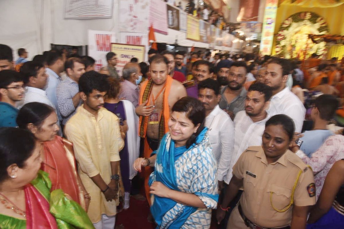 poonam_mahajan's tweet photo. किंग्स सर्कल येथील प्रसिद्ध जीएसबी सेवा मंडळाला भेट देऊन श्रीगणेशाचे दर्शन व आशीर्वाद घेतला. https://t.co/qLltmczv7J