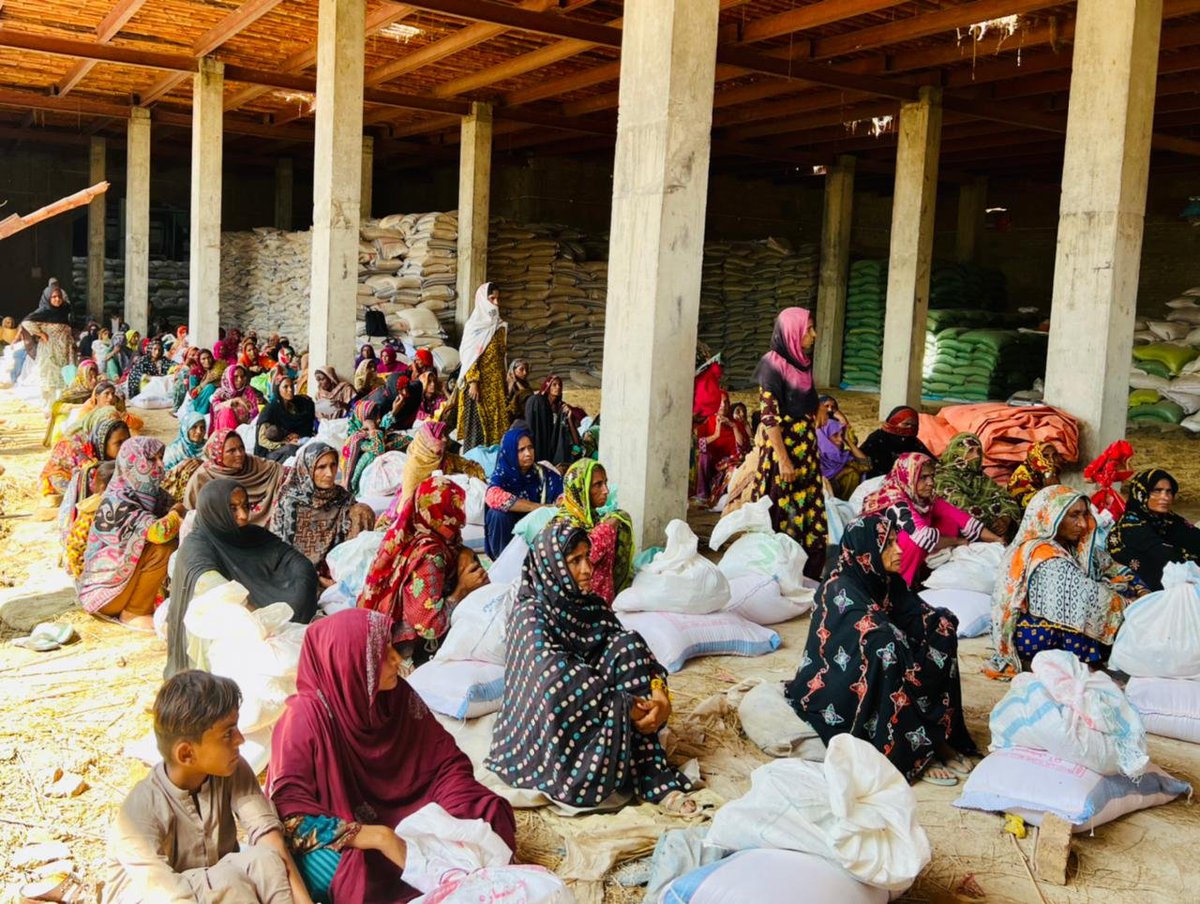 SRSO_Official's tweet photo. SRSO with the support of Allied Bank Ltd. distributed 1️⃣2️⃣1️⃣ration bags to flood affected Families of taluka Qubo Saeed Khan & #Shahdadkot in district Kamber Shahdadkot. Thanks #ABL.
Help & #support flood victims. #FloodReliefFund2022 #TogetherWeCan #letsdonate #helpandsupport https://t.co/op2VWybwcb
