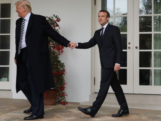 iooiiiiiiooioo's tweet photo. Je sais que notre président n'aime pas trop cette photo. Soyez sympas, faites savoir à tout le monde qu'il ne faut pas la retweeter ! https://t.co/fDJziYdKtT