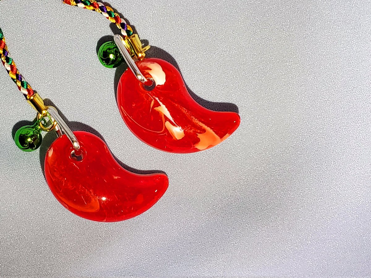 〜ノベルティのお知らせ〜

勾玉根付です。
本体や装飾も犬かごカラーになってます。❤️💚

※アンソロ1冊につき1個です。
※数量限定
※会場から配布します。
※石の柄に個体差がございます。

記念に是非お持ち帰り下さい！
(冊子情報は引き続きお待ちください)