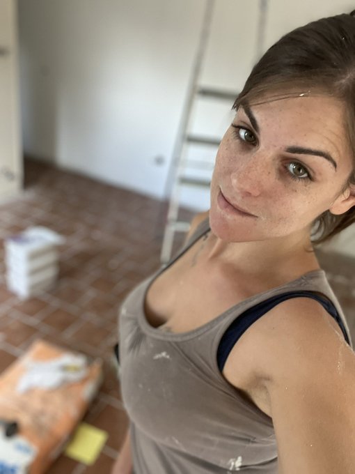 Activit&eacute; du jour peinture du bureau pour les futurs live et cam. Bisous mes lapins https://t.co/dTQa