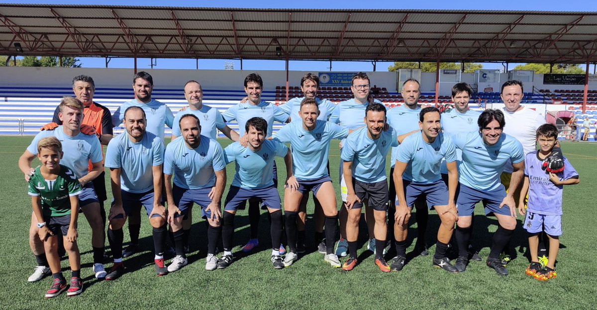 CD_Toledo's tweet photo. VETERANOS | FINAL | 0-3 | Victoria frente al @SportingAlcazar de nuestros veteranos en Alcázar de San Juan.

⚽️ Mario
⚽️ Ariel
⚽️ Jorge Vega

😅 Se nos había olvidado este partido en el menú… ¡Así que, invita la casa!

💚⚪️ https://t.co/RdQTim4UEh