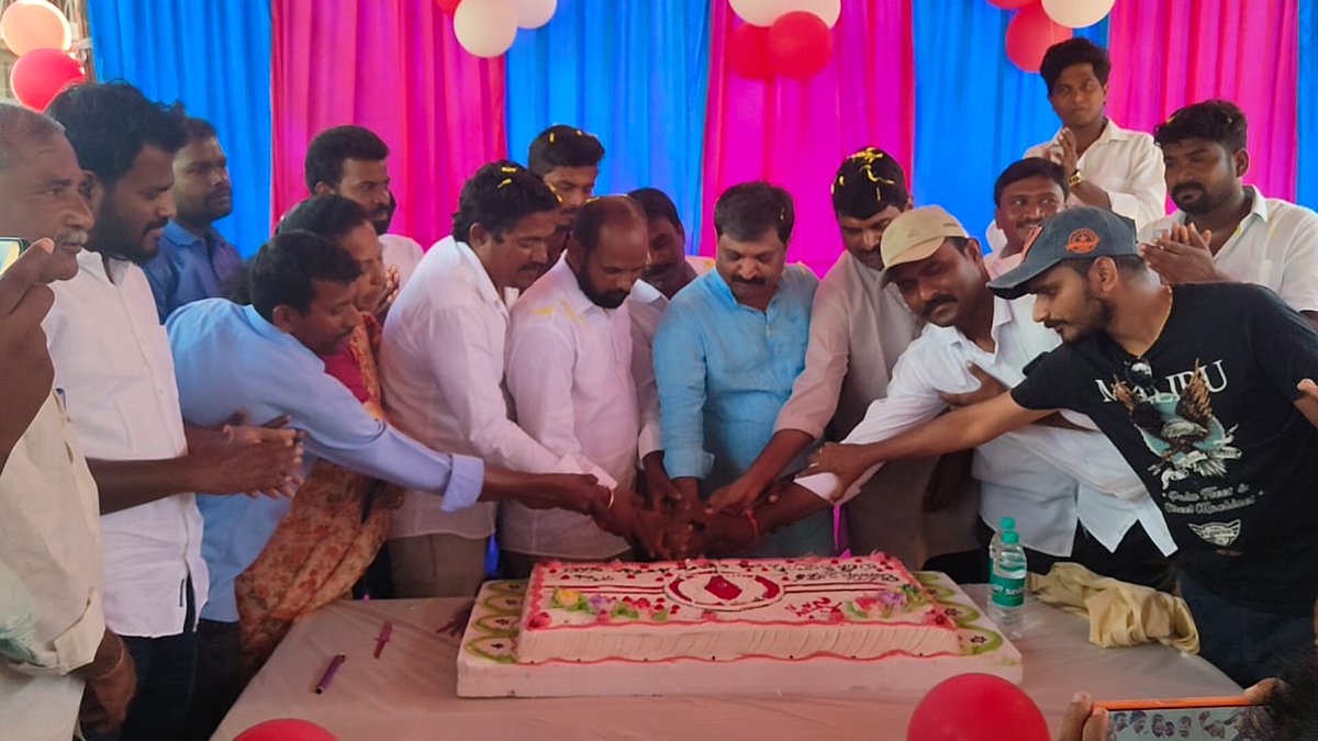 VsureshVsures12's tweet photo. నిన్నటి రోజున జనసేన పార్టీ అధినేతపవన్ కళ్యాణ్ గారి పుట్టినరోజు వేడుకల్లో https://t.co/N252fRerZG