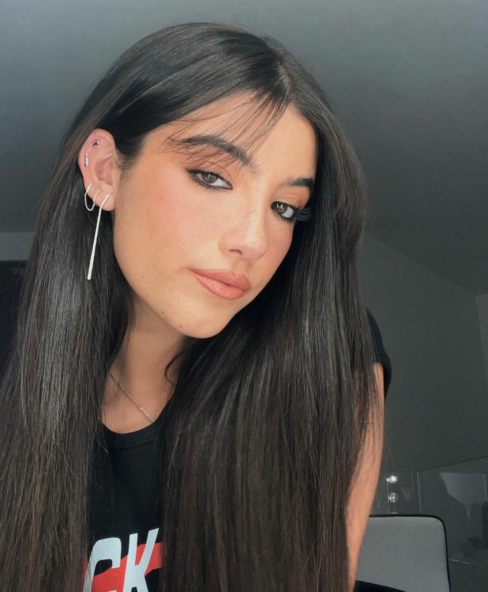 charslovez's tweet photo. she's unreal. https://t.co/WbWvcYCttt
