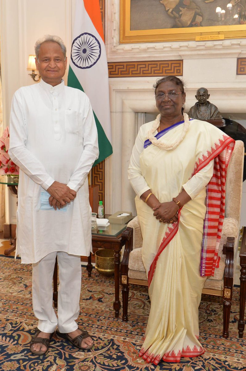 ashokgehlot51's tweet photo. राष्ट्रपति भवन पहुंचकर राष्ट्रपति श्रीमती द्रोपदी मुर्मू से शिष्टाचार मुलाकात की। https://t.co/uWJuC7lZdq