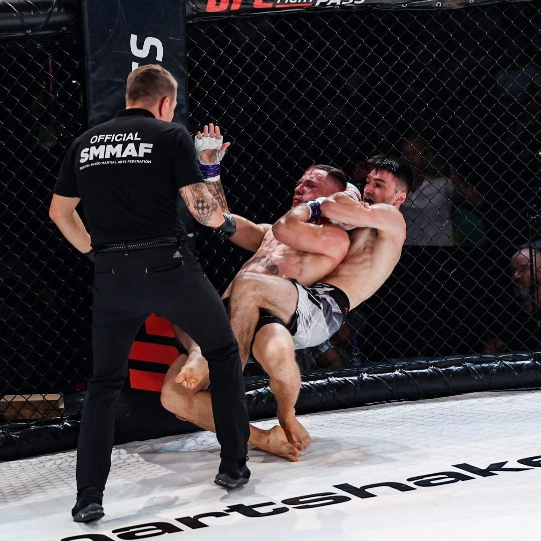 FightScoutApp's tweet photo. In the past #FCRMMA event powered by #FightScoutApp, 21 year-old Bernardo Sopai got the #FCR bantamweight champion belt #andnew among many other action-packed #fights.
#fcrstockholm #fcr13 #fcrmma #fightclubrush #ufcfightpass #mma #mmasverige #mmasweden #mixedmartialarts #sweden https://t.co/nOtT8aZapF