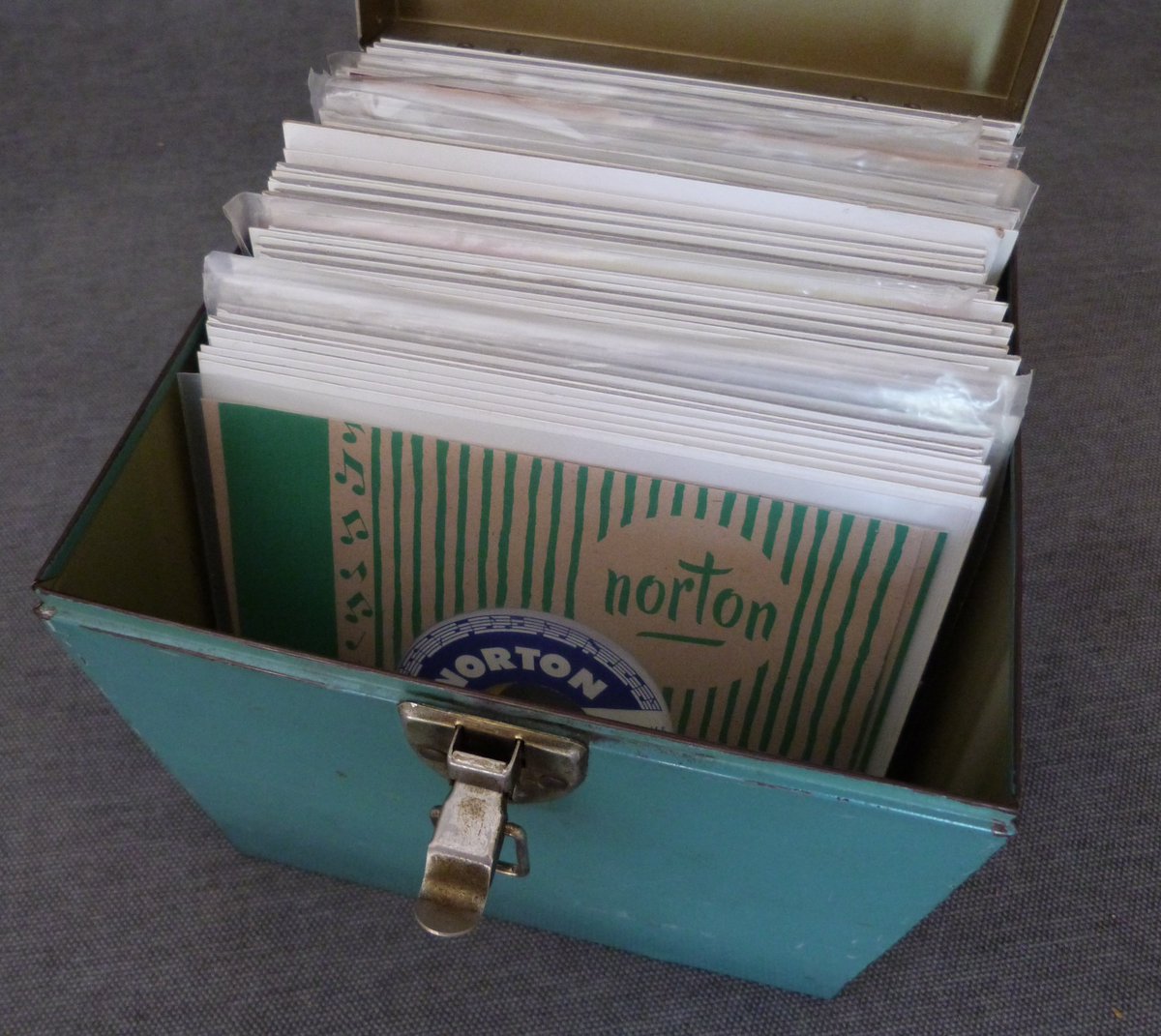 Hi everybody!
Here you're my R&amp;B and Rockabilly latest session recorded at home spinning some of my favorite 45rpms.
mixcloud.com/cinnamondj76/r…
I hope you like it! #rnb #rockabilly #instrumentals #vinylonly