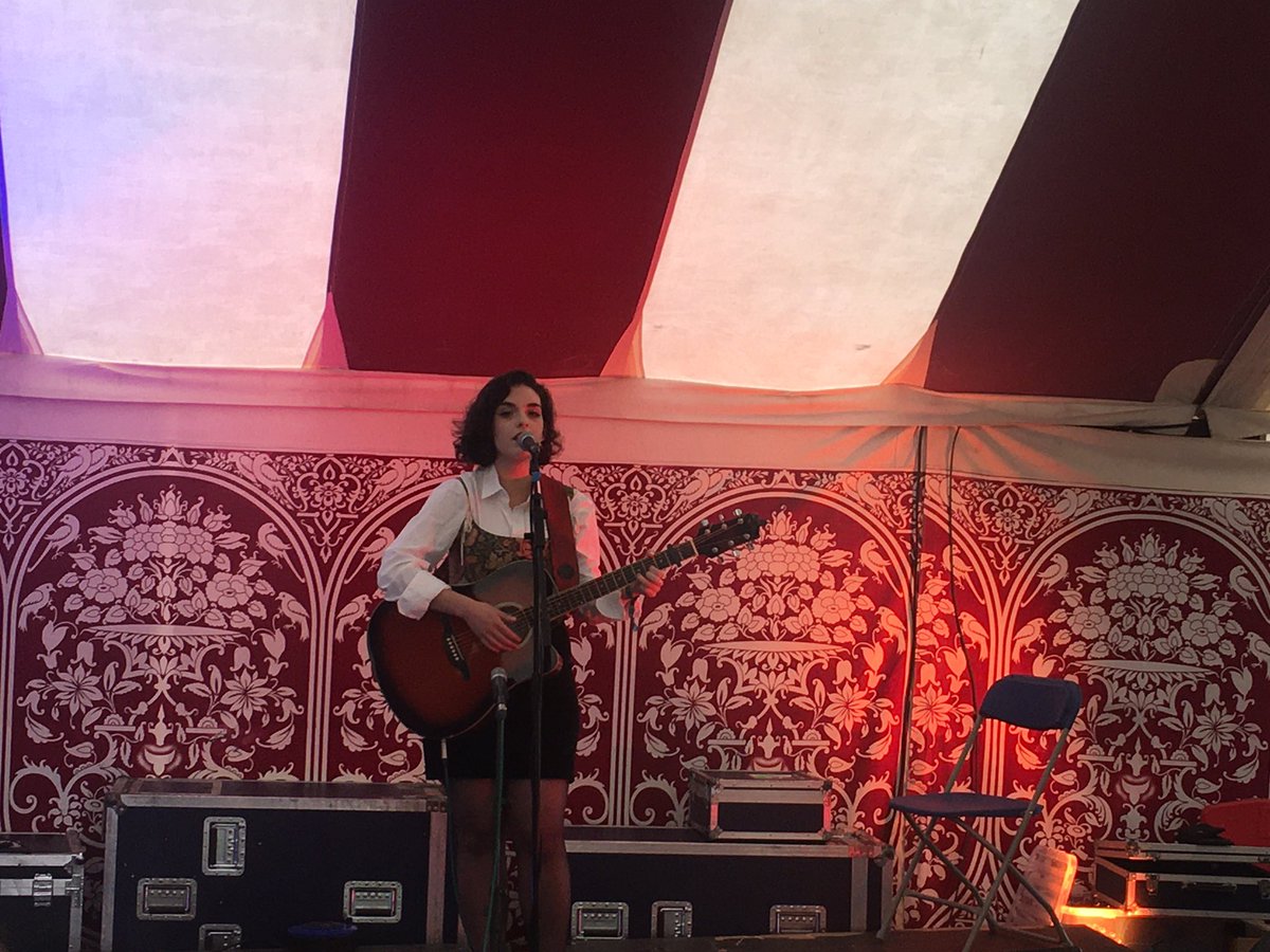 AingealNic8's tweet photo. Sa Phuball Gaeilge le Étáin le @raidionalife ag @EPfestival Téigh ann!!! https://t.co/xweZOWxpta