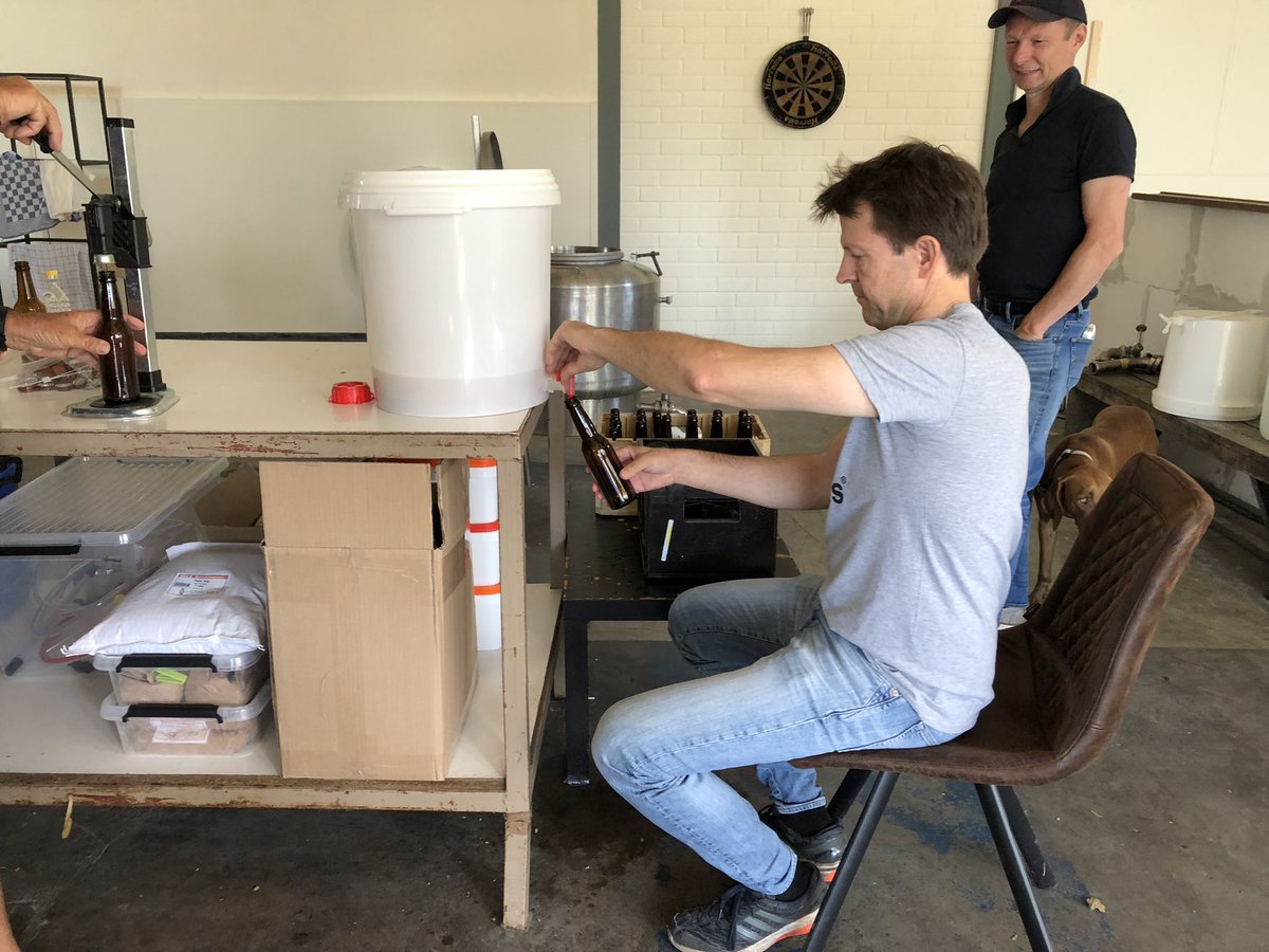 fraterbier's tweet photo. Hop plukken en bottelen op locatie #FraterLab #hulsbergen https://t.co/uuBItbroe4