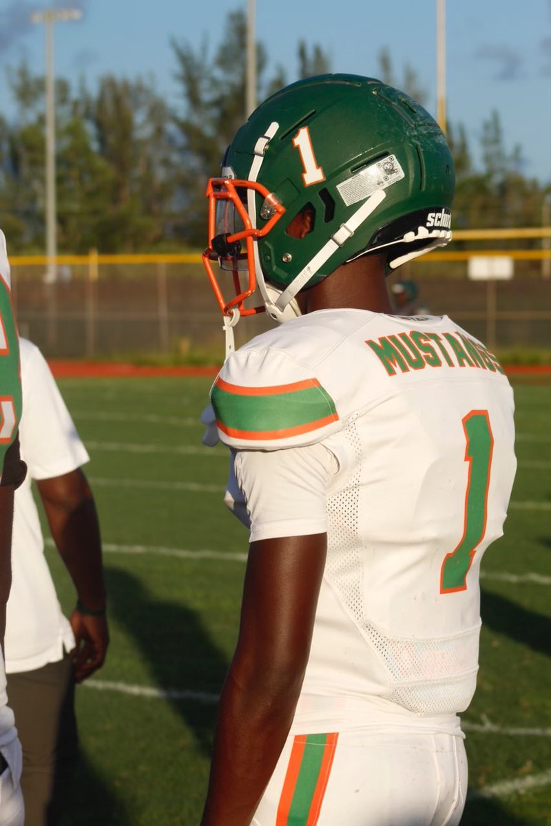 Trust me im still here 👀, i never left you gone hear from me alot more this year, this just the beginning ( had a rough start but i needed that rough start cause the bounce back is going crazy all year ) 💯 #1-1 #seniorszn