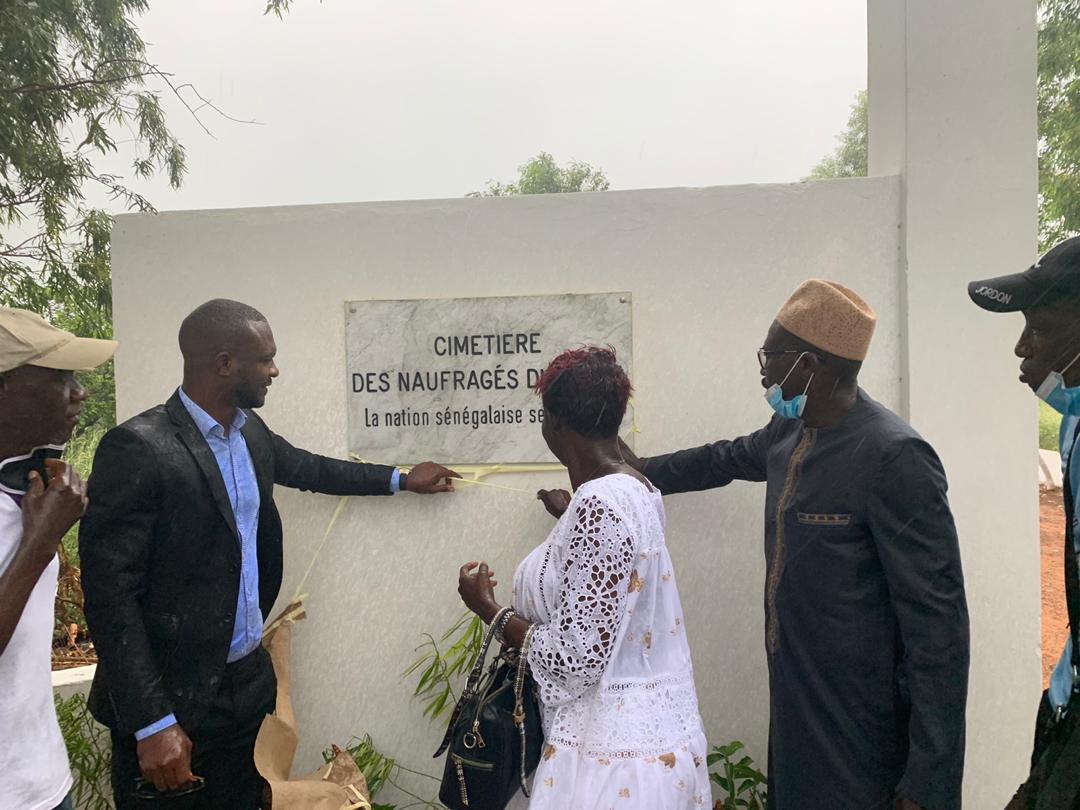 Chams_Aidara's tweet photo. JJ - 23
Chaque Année les familles de victimes rendent hommages et prient pour les disparus.
Tous les mêmes dans la douleur, Musulmans et Chretiens, blancs et noirs, riches et pauvres, tous unis, nous prions
#LeJoola #Senegal #Fatalikou #JJ-23 https://t.co/CsRCN3QTci