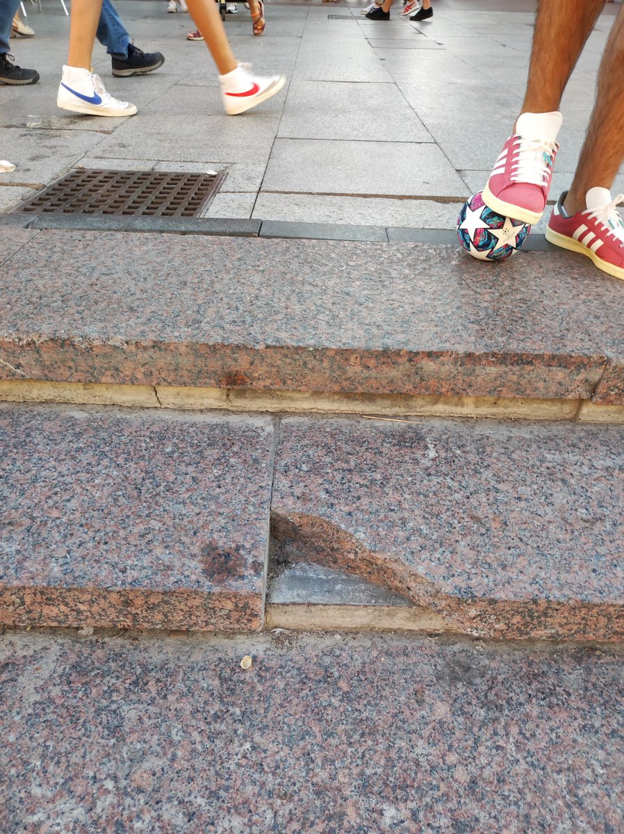 Amigos del Ayuntamiento de <a href="/zaragoza_es/">AyuntamientoZaragoza</a>: ¿Cómo puede ser que una plaza tan transitada como la Plaza del Pilar tenga un escalón en estas condiciones? He estado a punto de caer al suelo con un bebé en brazos. Por como está no es reciente la rotura <a href="/ZaragozaTurismo/">Zaragoza Turismo</a> #Zaragoza