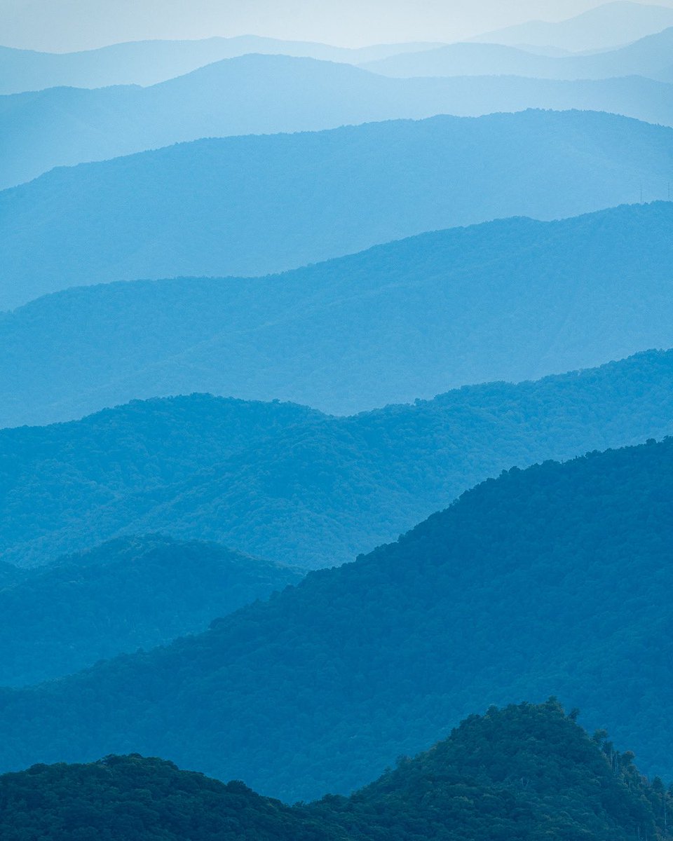 AshevillePictu1's tweet photo. More blue ridge layers. Admittedly very similar to my other recently posted photo, that one was shot at a 205mm focal length and this one is 293mm, which when you compare them side by side actually does result in a distinctly different look. Anyway, I hope y’all enjoy it. https://t.co/XoQC9xhavh