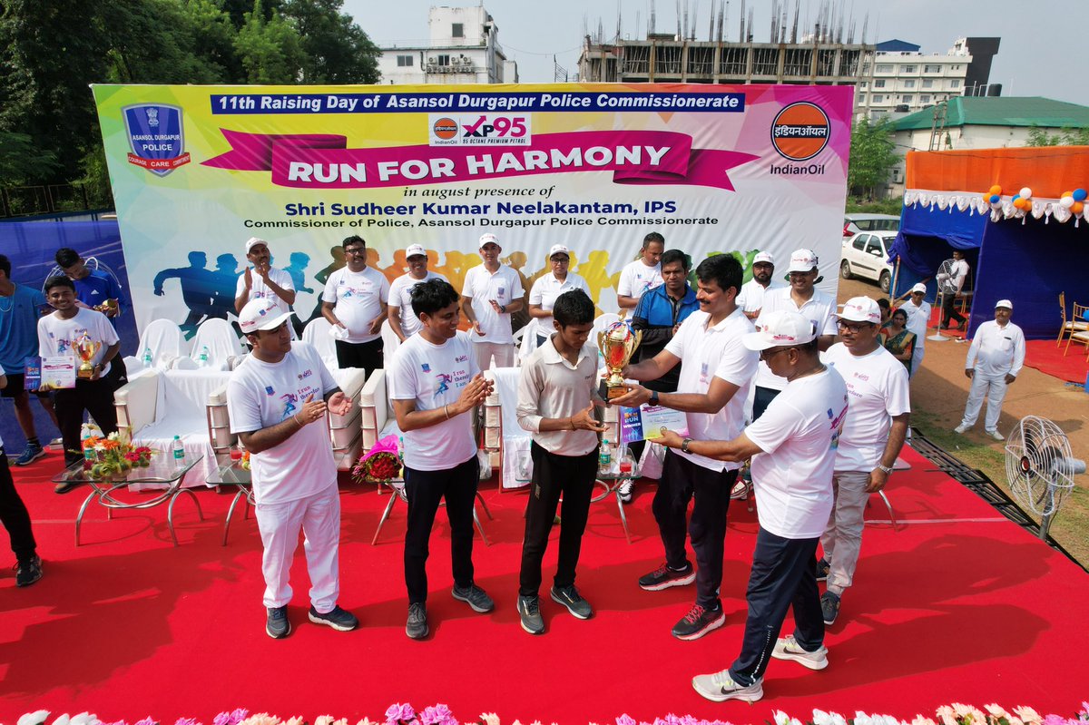 dcp_durgapur's tweet photo. Continuing the celebration of 11th raising day of ADPC an open for all 5 km harmony run was organised at Durgapur today in collaboration with IOCL. Runners along with police personnels participated in huge numbers with enthusiasm and were given prizes by @Cpadpc. @WBPolice https://t.co/XgYCidDEoc