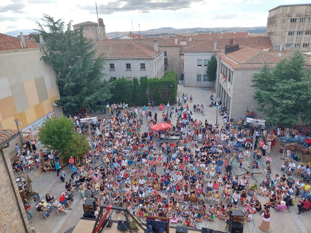 EmergenciaAvila's tweet photo. El gran torneo o las actividades en el Episcopio nos dejan estas imágenes de la gran afuencia de público esta tarde en #ÁvilaMedieval25

Si vas a acudir al mercado, sigue las recomendaciones de los servicios de emergencias y seguridad. https://t.co/5a1PGUAVyy