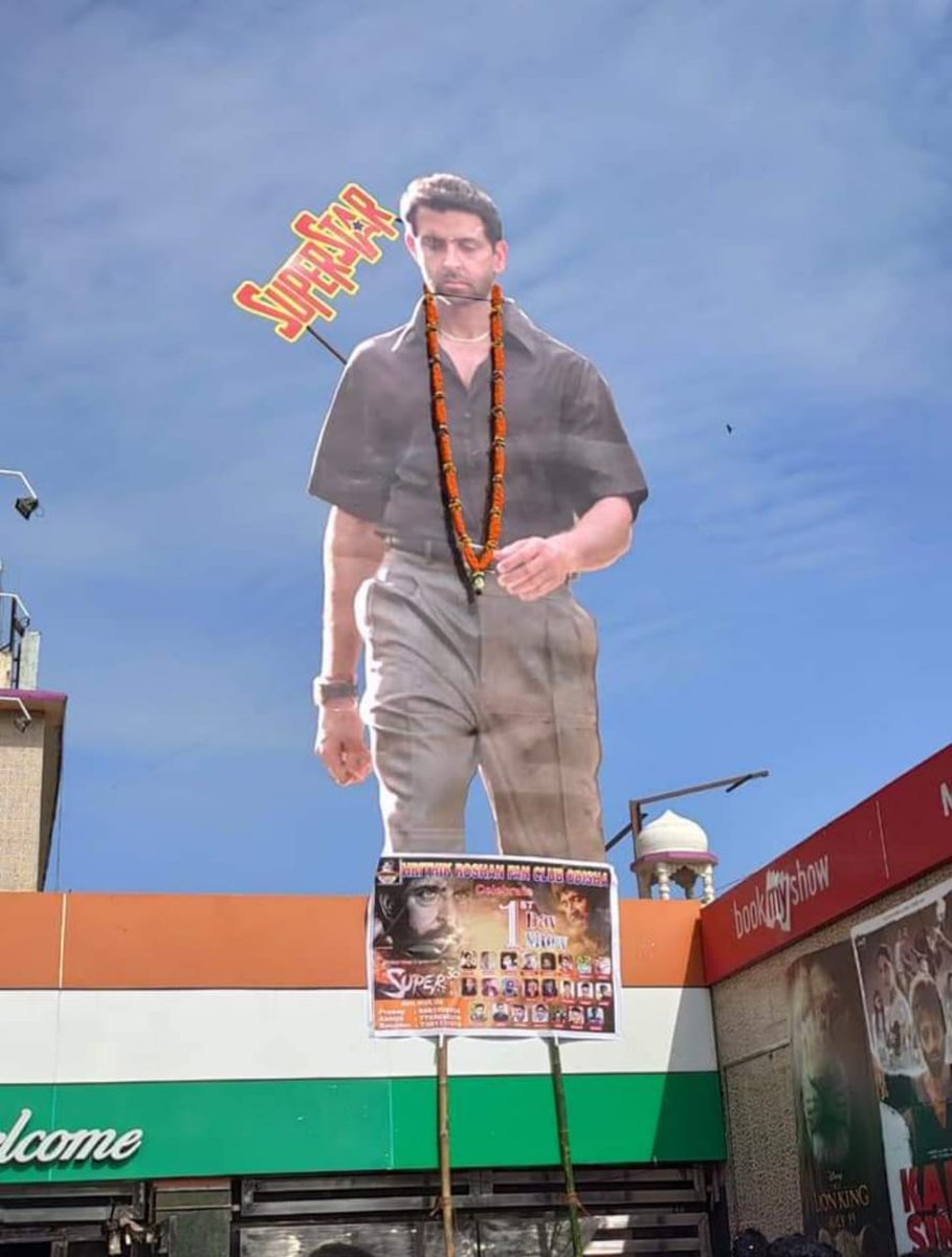 Pranaywaaaaa's tweet photo. Dear @RelianceEnt Team
You are the most chutiyastic production house ever

This is the craze of @iHrithik sir In  Odisha, Bhubaneswar. 
Every fanclubs of other stars &amp; even cities came to know about fan celebrations after us 

#VikramVedha https://t.co/EYwMoBmW9P