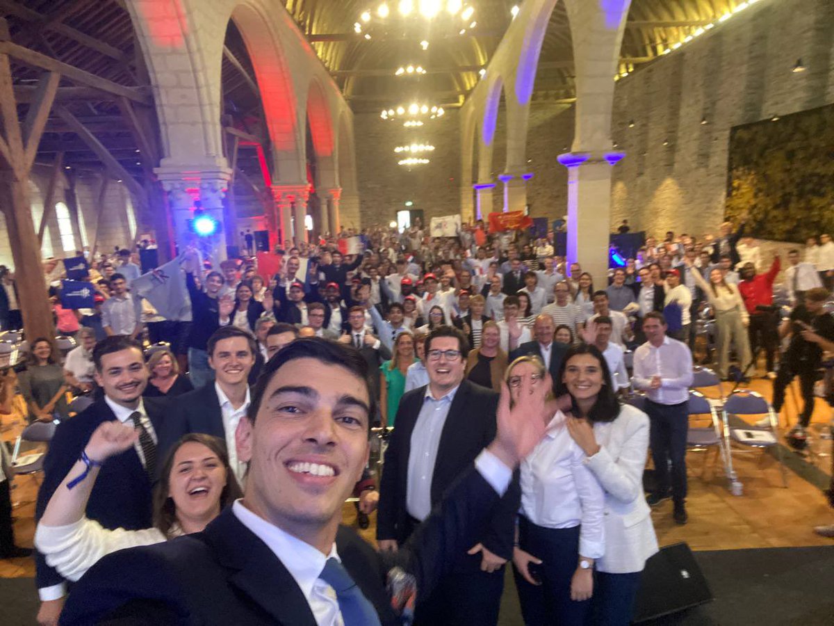 debchoiselat's tweet image. Toujours debout, toujours vivants ! #RéveilFrancais