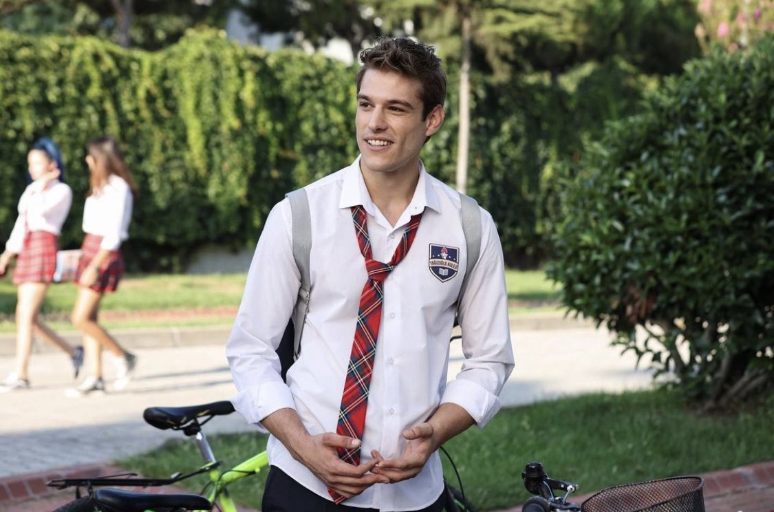 “çağrı ve zeyno’yu bisikletten inerken gören ege damarlarında gezen kıskançlığa engel olamamıştı. ama zeynoyla konuştuktan sonra bütün kötü hisler yok olmuştu. bir sonbahar esintisi gibi huzurlu hissettiren zeyno gitse bile arkasından aşkla bakakalmıştı.” #EgZey