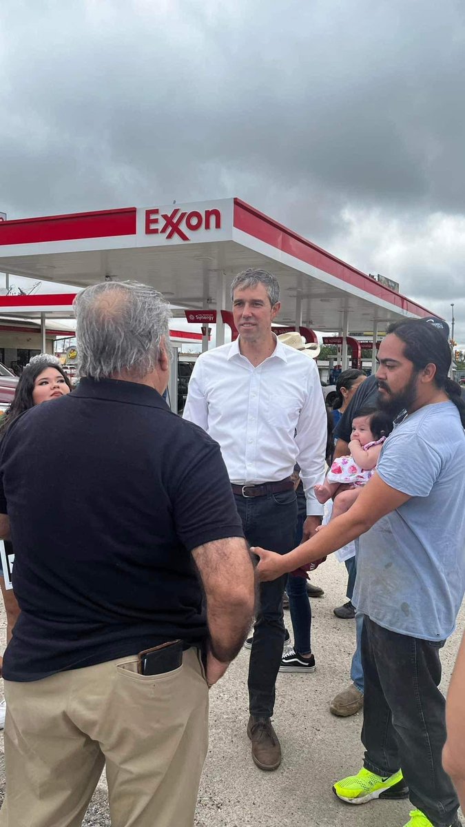 Brendajurgens3's tweet image. When there is only one wide spot in the road between Laredo and Eagle Pass and the entire town comes out to line the highway with @BetoORourke signs, your future Governor WILL STOP to talk to you because HE CARES about Texans - ALL OF US!
#BetoforGovernor2022
#BetoForABetterTexas