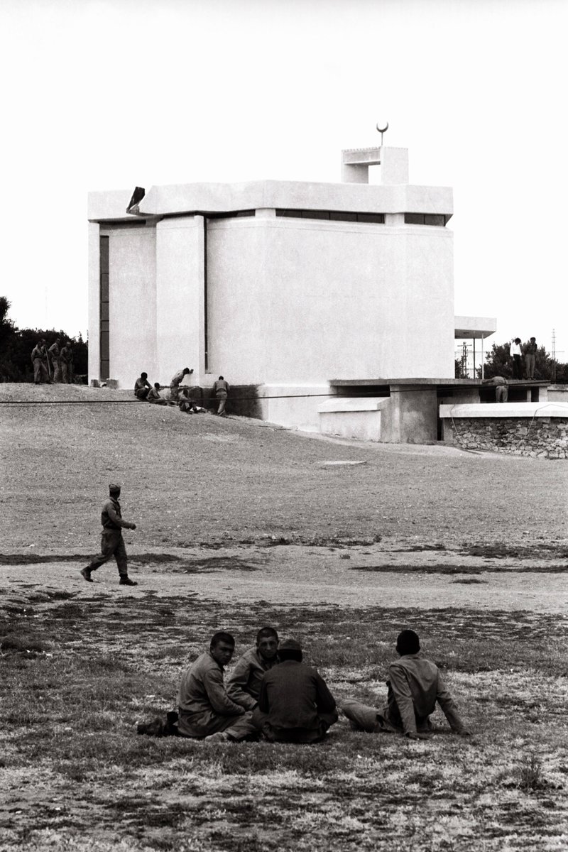 mimarkaanc's tweet photo. Mimar Cengiz Bektaş'ın, 1960'lı yıllarda Etimesgut'ta yedek subaylık görevini icra ederken tasarladığı ve 20 tane daha önce kürek tutmamış erle inşa ettiği Etimesgut Cami. Hala Türkiye’de modern cami denildiği zaman gösterilen bir yapı. https://t.co/2DlWWMGLWr