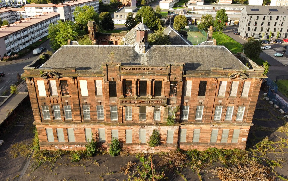 PastGlasgow's tweet photo. The derelict former Sir John Maxwell school in Pollokshaws.

📷 Past Glasgow https://t.co/56RJeEeScy