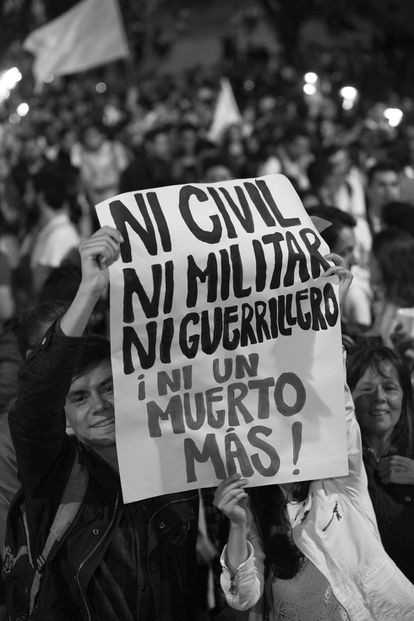 #NiUnMuertoMás 🏳️ La guerra nos ha causado mucho dolor, la hacen los privilegiados a costa de la vida de cientos de jóvenes y personas humildes.

Rechazo el asesinato de los policías en el Huila, el asesinato de jóvenes en el Sur Occidente y las masacres en el país.

#PazTotalYa