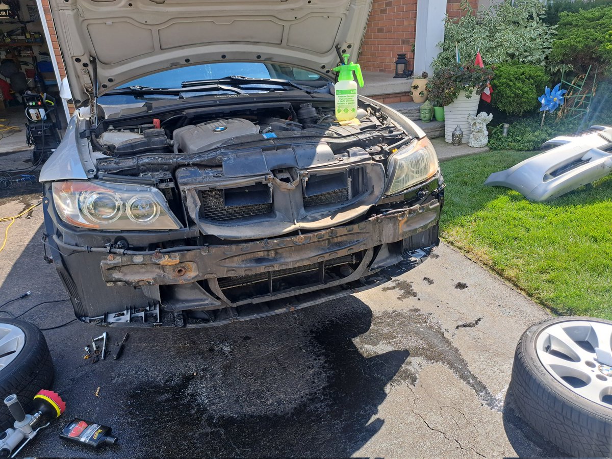 Took the bumper off and shining up the headlights... fogs right after... but I noticed how fucking dirty it is... soooo updates later