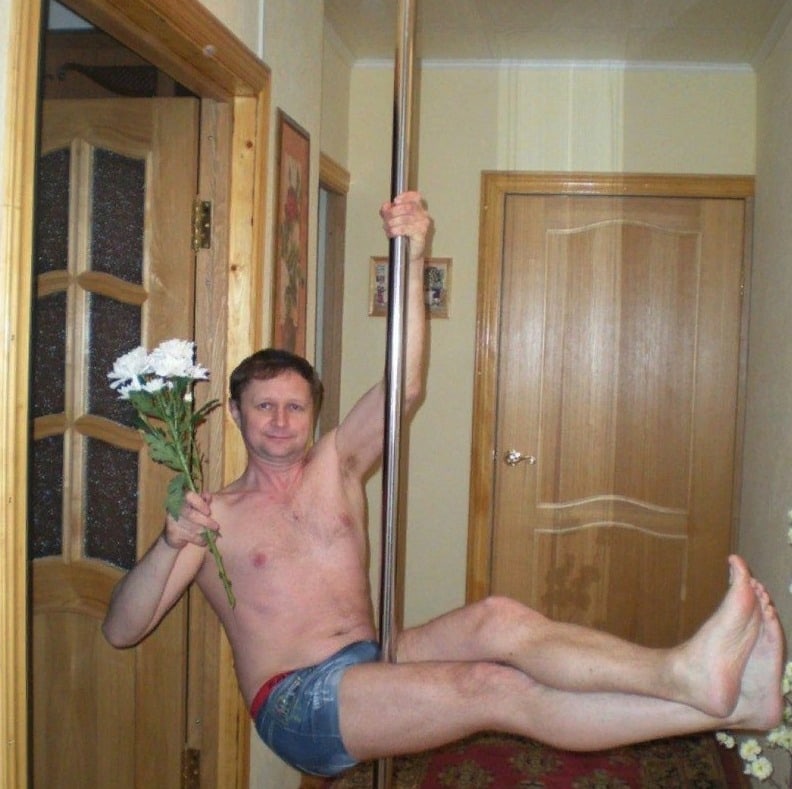AlexMark2812's tweet photo. @aa_oo_mmm Как правильно надо подкатывать к женщине, которая занимается на пилоне😉 https://t.co/G6hU5QlqOC