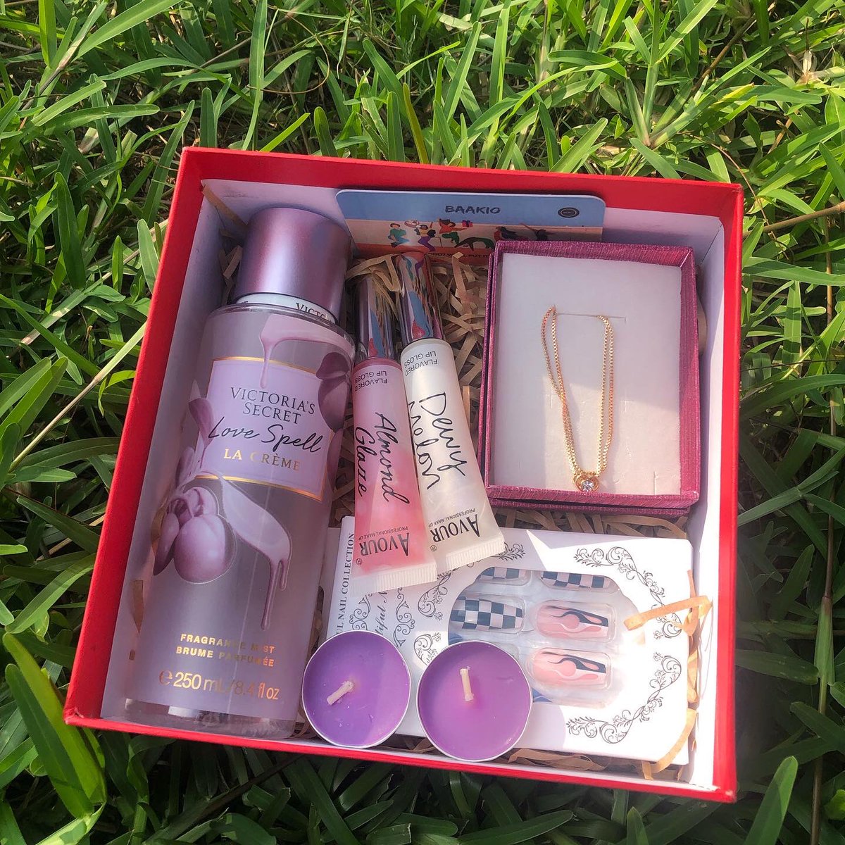 Baakio_'s tweet photo. the category is ✨vanity ✨ from our little things ™️ series 💗

box content: tea light scented candles, perfume, lipglosses, a necklace, press on nail set 🥰

send a dm to get yours 🧏🏽‍♀️ https://t.co/C96gYeOyaH