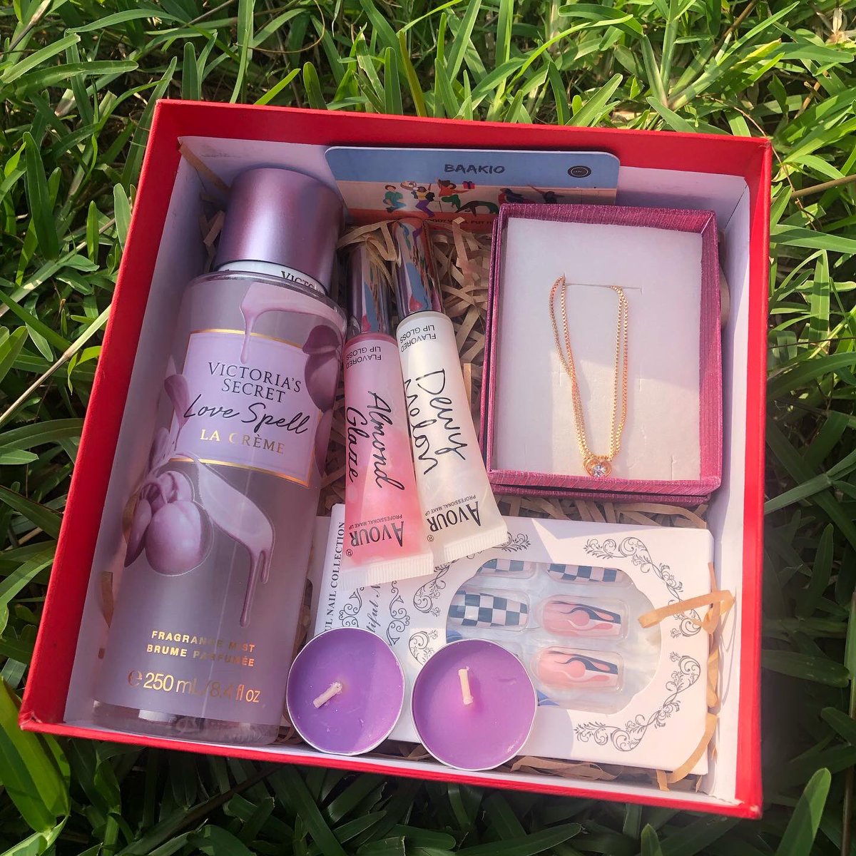 Baakio_'s tweet photo. the category is ✨vanity ✨ from our little things ™️ series 💗

box content: tea light scented candles, perfume, lipglosses, a necklace, press on nail set 🥰

send a dm to get yours 🧏🏽‍♀️ https://t.co/C96gYeOyaH