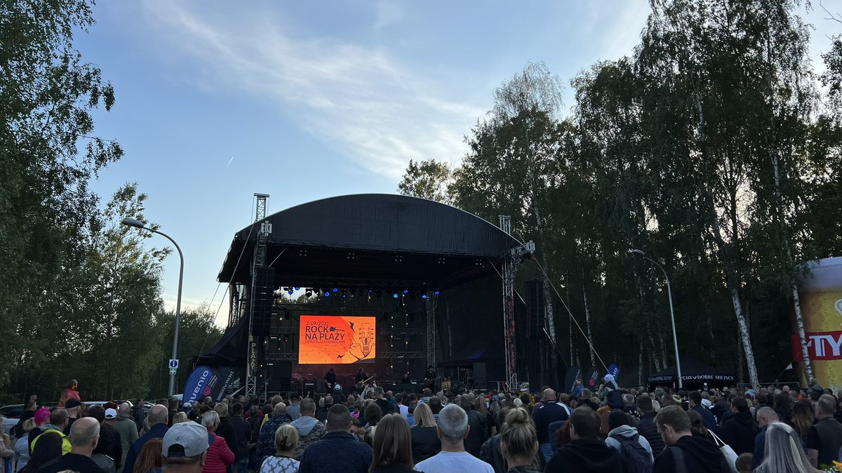 zwyrtek's tweet photo. Dziś #rock na plaży na #paprocany w #tychy @SztywnyPalAzji_ @Zespol_Dzem @Zespol_Cree @MiastoTychy 🎸🎤 https://t.co/1msWdnX5S1